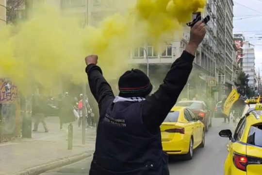 «Η κιτρινιάρα είναι μέρος της ζωής μου» - Ποιος είναι ο Παναγιώτης με το καπνογόνο στις πορείες των ταξί [βίντεο]